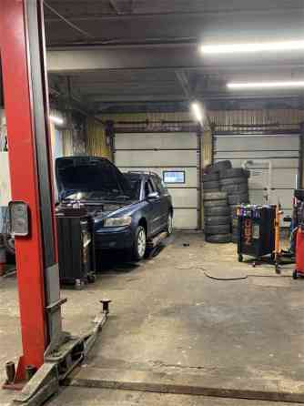 Telpas ar trīs iebrauktuvēm/paceļamajiem vārtiem Ganību dambī.  Paceļamie vārti iziet uz abām pusēm. Rīga