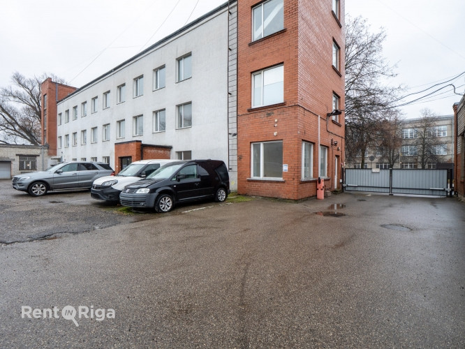 Telpas ar trīs iebrauktuvēm/paceļamajiem vārtiem Ganību dambī.  Paceļamie vārti iziet uz Rīga - foto 5