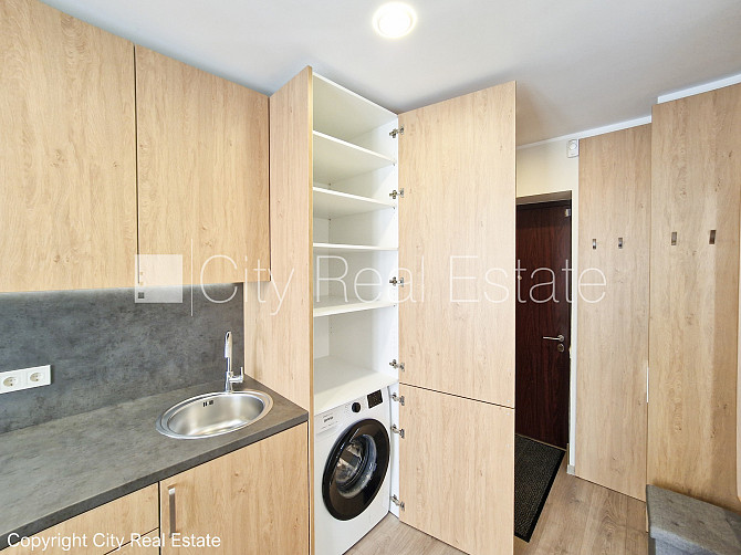 Дом во дворе, территория обнесена забором, окна выходят во двор, одна Рига - изображение 19