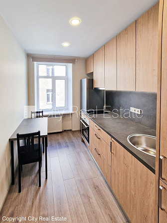 Дом во дворе, территория обнесена забором, окна выходят во двор, одна Рига - изображение 20