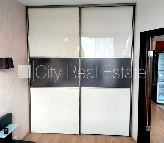 Zeme īpašumā, jaunceltne, labiekārtota apzaļumota teritorija, teritorijas iebrauktuves vārti Rīga - foto 15