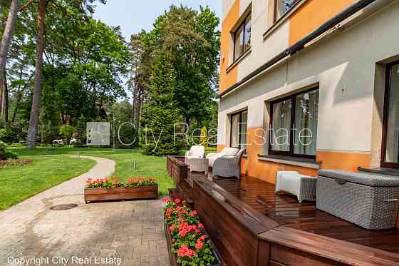 Новостройка, благоустроенная озеленённая территория, въездные ворота оснащены Jūrmala