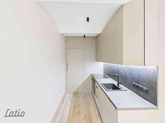 Moderns 2 istabu dzīvoklis Rīgas centrā  blakus parkiem, ar privātu autostāvvietu.
Tikko pabeigts pi Рига