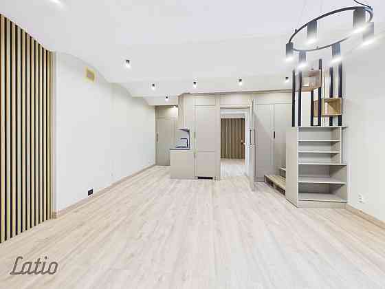 Moderns 2 istabu dzīvoklis Rīgas centrā  blakus parkiem, ar privātu autostāvvietu.
Tikko pabeigts pi Рига