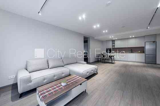 Новостройка, энергоэффективный дом, территория обнесена забором, вход с улицы, во Rīga