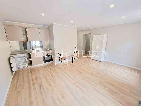 Здание во дворе, реновированный дом, закрытый двор, вход с улицы и со двора, Rīga