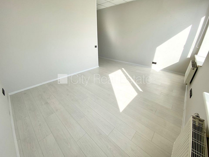 Jaunceltne, fasādes māja, ieeja no ielas, ir lifts, kāpņu telpa pēc kapitālā remonta, jumta Rīga - foto 4