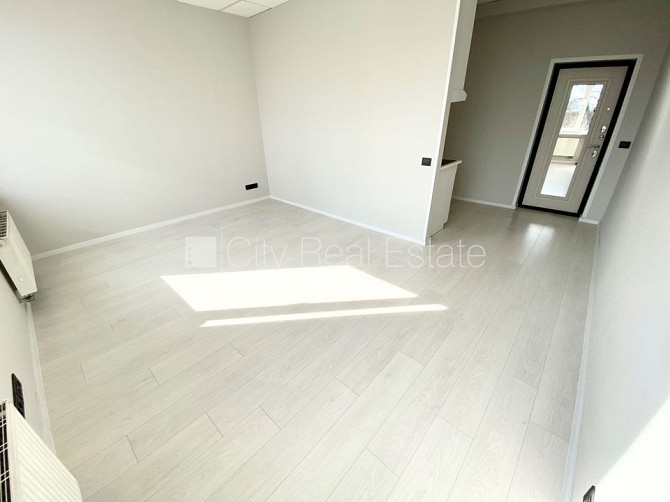 Jaunceltne, fasādes māja, ieeja no ielas, ir lifts, kāpņu telpa pēc kapitālā remonta, jumta Rīga - foto 3