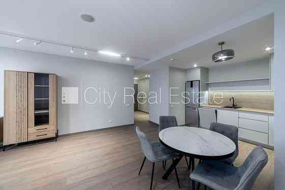 Новостройка, энергоэффективный дом, территория обнесена забором, места для Rīga