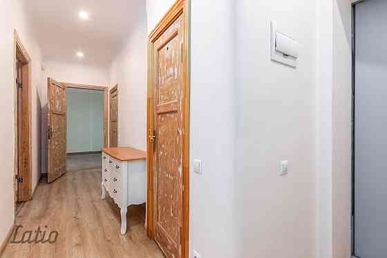 Pārdod divu izolētu istabu dzīvokli ar atsevišķu virtuvi, kas aprīkota ar iebūvētajām mēbelēm un sad Рига