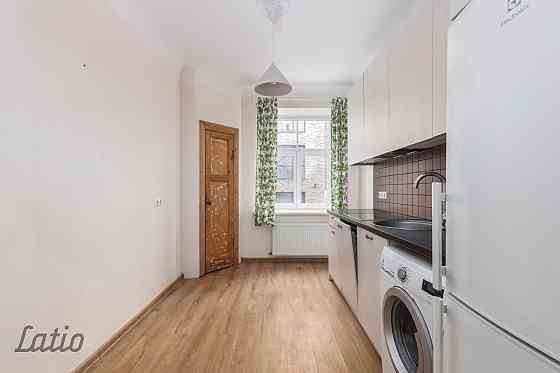 Pārdod divu izolētu istabu dzīvokli ar atsevišķu virtuvi, kas aprīkota ar iebūvētajām mēbelēm un sad Рига