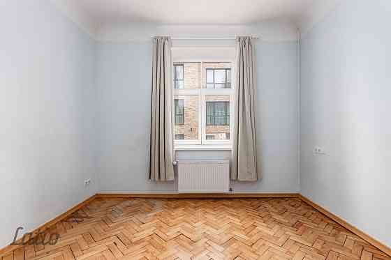 Pārdod divu izolētu istabu dzīvokli ar atsevišķu virtuvi, kas aprīkota ar iebūvētajām mēbelēm un sad Рига