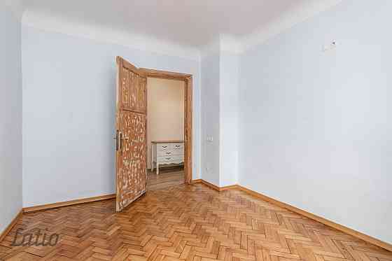 Pārdod divu izolētu istabu dzīvokli ar atsevišķu virtuvi, kas aprīkota ar iebūvētajām mēbelēm un sad Рига