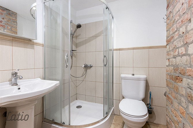 Divu izolētu istabu dzīvoklis 2017.gadā renovētā mūra namā, kas būvēts funkcionālisma Rīga - foto 6