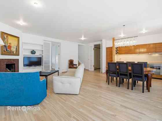 Предлагается светлая и просторная двухуровневая квартира, расположенная на 5 и 6 Рига