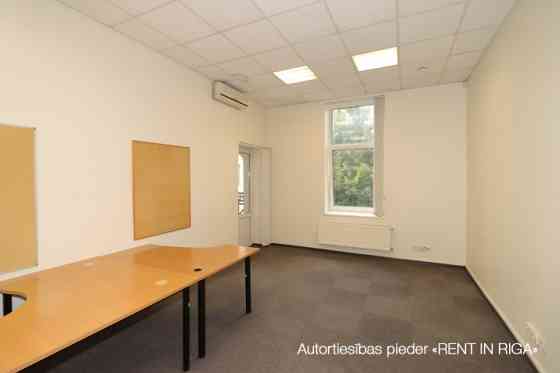 Офис в отреставрированном офисном здании .  + 3 этаж. + Высокие потолки, большие Rīga