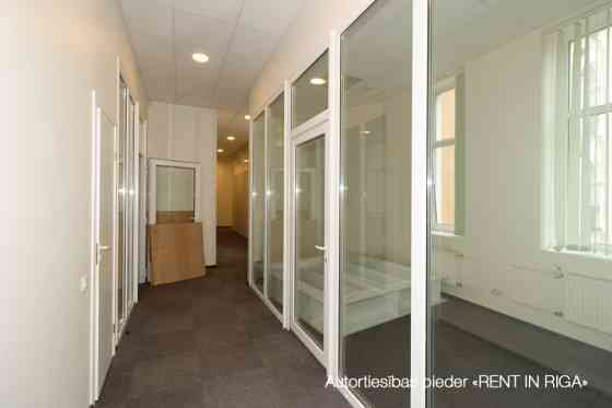 Офис в отреставрированном офисном здании .  + 3 этаж. + Высокие потолки, большие Rīga