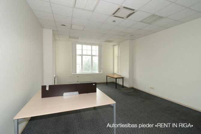 Birojs renovētā biroju ēkā, pretī 