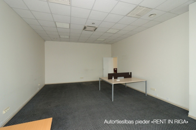 Birojs renovētā biroju ēkā, pretī 