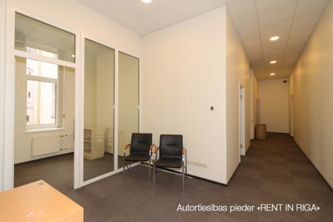 Birojs renovētā biroju ēkā, pretī 