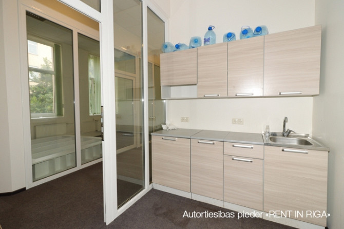 Birojs renovētā biroju ēkā, pretī 