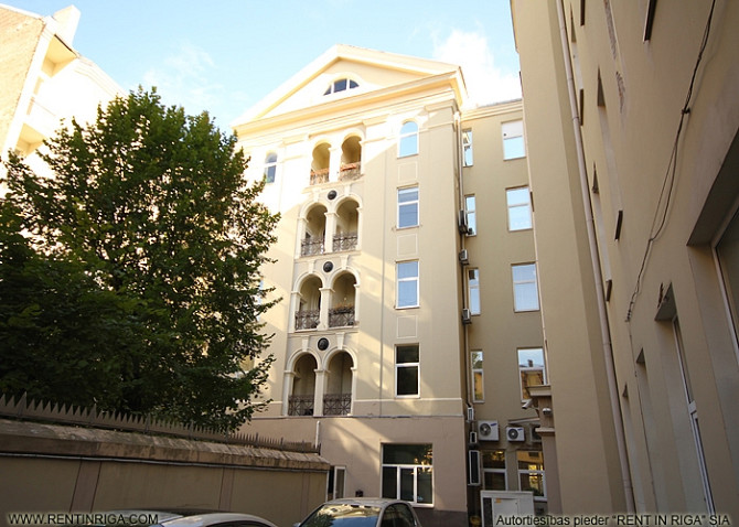 Birojs renovētā biroju ēkā, pretī 