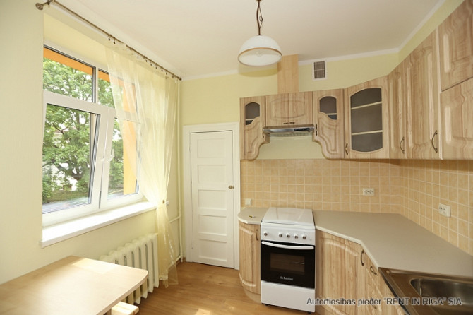 Warm and quiet 1-bedroom apartment with a cozy aura in a renovated pre-war building at Brīvības Stre Рига - изображение 1