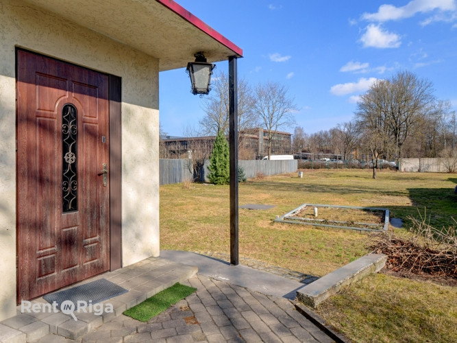 Двухэтажный частный дом в Зипниеккалнсе с большим участком земли.  Объект Рига - изображение 13