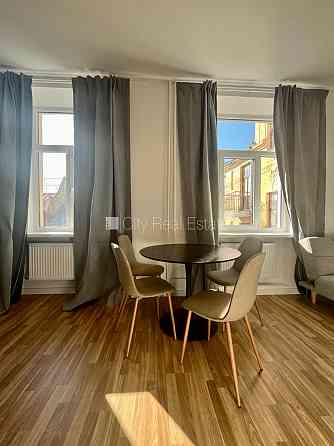 Въездные ворота оснащены автоматической подъёмной системой, возможность аренды Рига