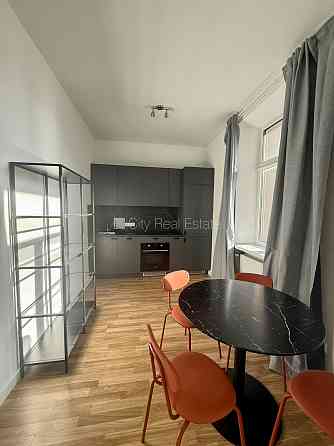 Въездные ворота оснащены автоматической подъёмной системой, возможность аренды Рига