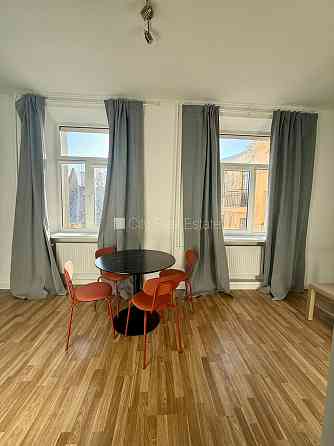 Въездные ворота оснащены автоматической подъёмной системой, возможность аренды Рига