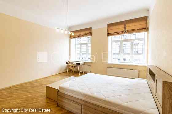 Фасадный дом, реновированный дом, вход со двора, лифт, лестничная клетка после Рига