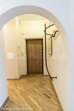 Фасадный дом, реновированный дом, вход со двора, лифт, лестничная клетка после Рига - изображение 12