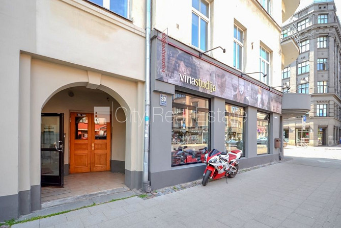 Фасадный дом, реновированный дом, вход со двора, лифт, лестничная клетка после Рига - изображение 17