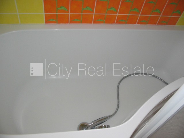 Фасадный дом, место для машины, лестничная клетка после косметического ремонта, Рига - изображение 14