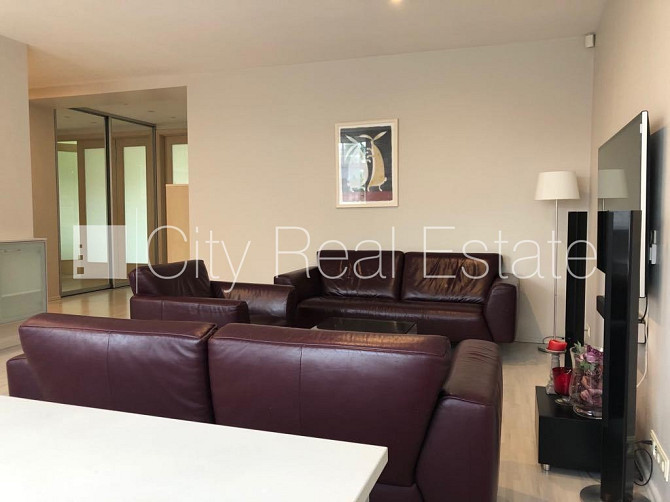 Фасадный дом, место для машины, лестничная клетка после косметического ремонта, Рига - изображение 2