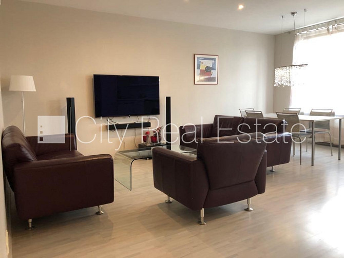 Фасадный дом, место для машины, лестничная клетка после косметического ремонта, Рига - изображение 1