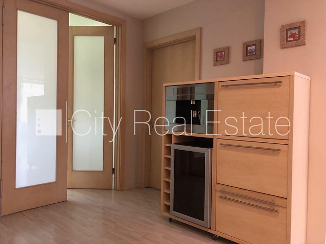 Фасадный дом, место для машины, лестничная клетка после косметического ремонта, Рига - изображение 9