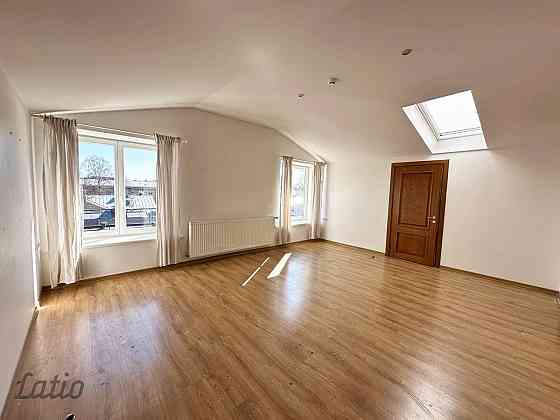 Četru istabu dzīvoklis 2017.gadā renovētā mūra nama, kas būvēts funkcionālisma stilā 1934.gadā, mans Рига