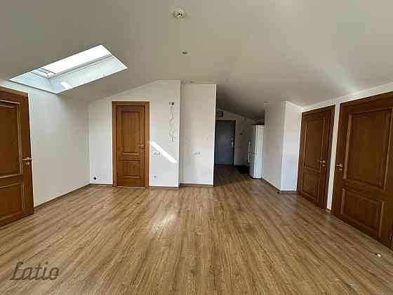 Četru istabu dzīvoklis 2017.gadā renovētā mūra nama, kas būvēts funkcionālisma stilā 1934.gadā, mans Рига