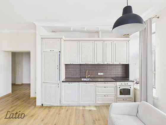 Tiek izīrēts praktisks un saulains trīs istabu dzīvoklis renovētā ēkā, izcilā un klusā vietā  tieši  Рига