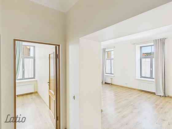 Tiek izīrēts praktisks un saulains trīs istabu dzīvoklis renovētā ēkā, izcilā un klusā vietā  tieši  Рига