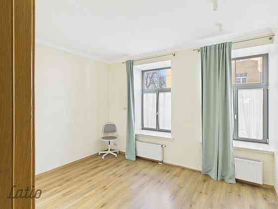 Tiek izīrēts praktisks un saulains trīs istabu dzīvoklis renovētā ēkā, izcilā un klusā vietā  tieši  Рига