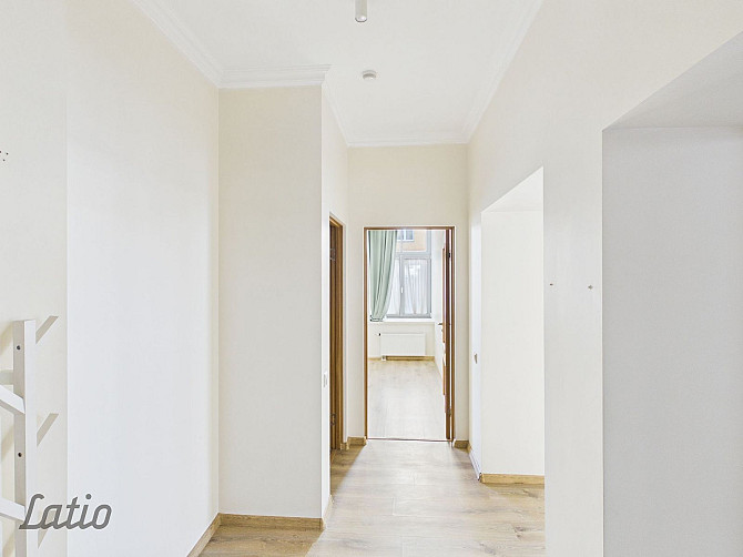 Tiek izīrēts praktisks un saulains trīs istabu dzīvoklis renovētā ēkā, izcilā un klusā vietā  tieši  Рига - изображение 3