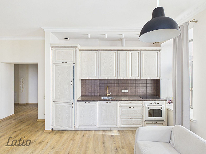 Tiek izīrēts praktisks un saulains trīs istabu dzīvoklis renovētā ēkā, izcilā un klusā vietā  tieši  Рига - изображение 1