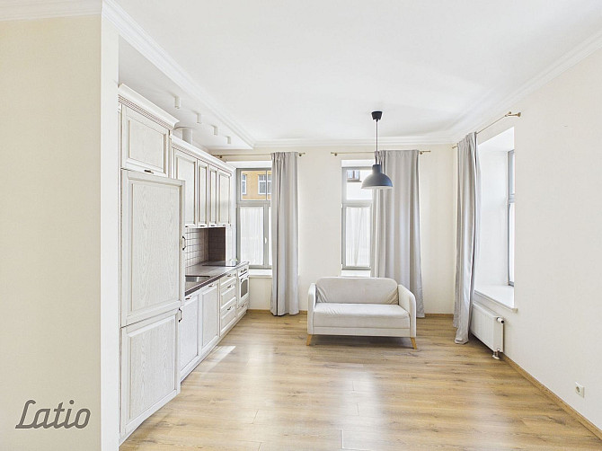 Tiek izīrēts praktisks un saulains trīs istabu dzīvoklis renovētā ēkā, izcilā un klusā vietā  tieši  Рига - изображение 2