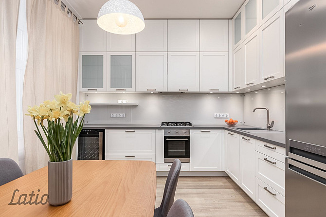 Moderns, pilnībā atjaunots trīs guļamistabu dzīvoklis īrei - ar atsevišķu virtuvi un dalītu sanmezgl Рига - изображение 1