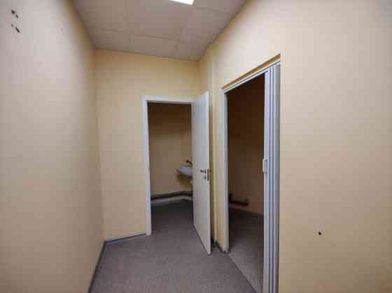 Торговые помещения на Московской улице 425a, у края шоссе.  Помещение состоит из Рига