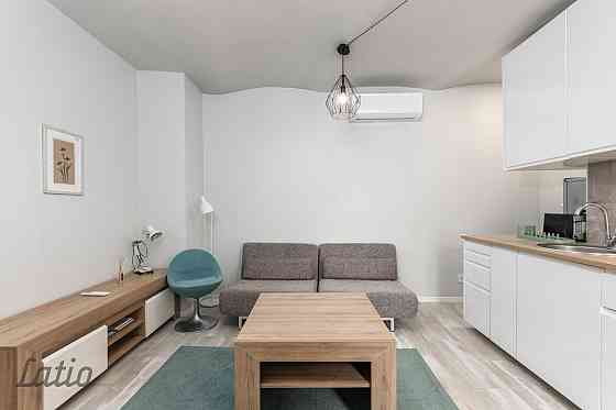 Izīrē ilgtermiņā mēbelētu un ar sadzīves tehniku aprīkotu divistabu dzīvokli pirmskara laika ēkā And Рига