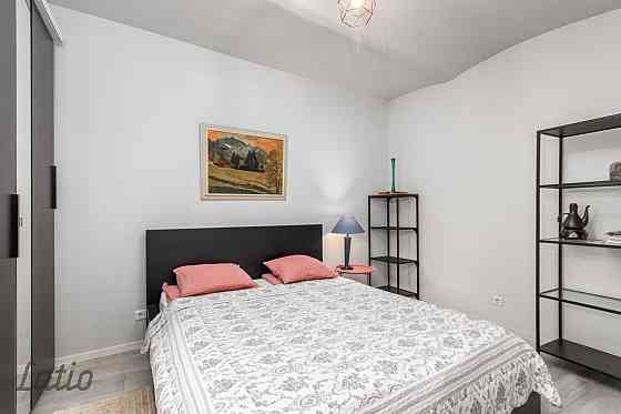 Izīrē ilgtermiņā mēbelētu un ar sadzīves tehniku aprīkotu divistabu dzīvokli pirmskara laika ēkā And Рига